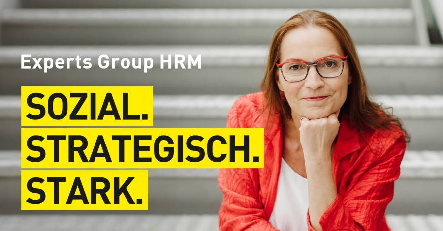 Dame mit roter Brille mit Schriftzug zum Thema "Sozial. Strategisch. Stark"